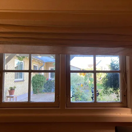 Peaceful Oro Getaway, Cozy With Garden & Villa Holbæk