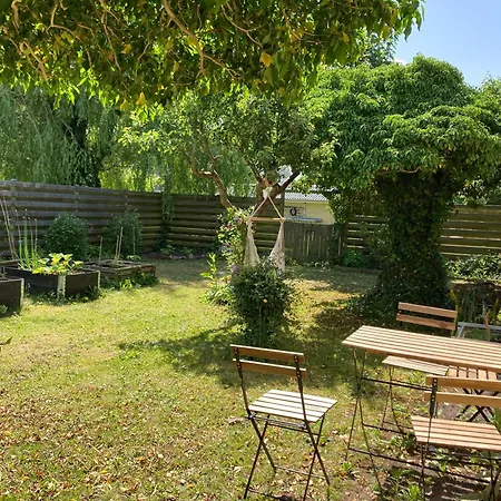 Peaceful Oro Getaway, Cozy With Garden & Villa Holbæk