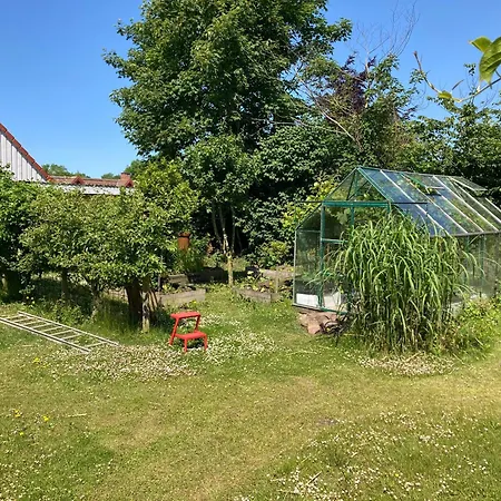 Peaceful Oro Getaway, Cozy With Garden & Villa Holbæk