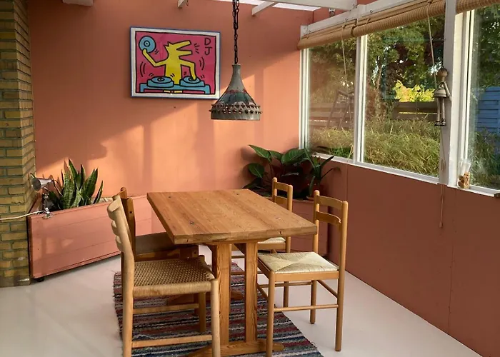 Peaceful Oro Getaway, Cozy With Garden & Villa Holbæk