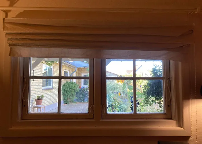 Peaceful Oro Getaway, Cozy With Garden & Villa Holbæk