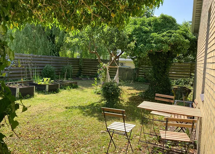 Peaceful Oro Getaway, Cozy With Garden & Villa Holbæk