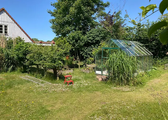 Peaceful Oro Getaway, Cozy With Garden & Villa Holbæk